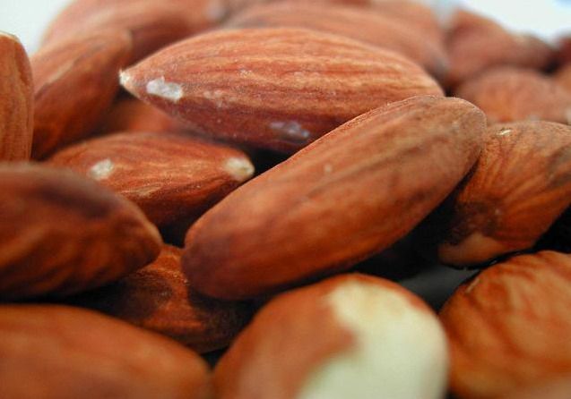 يساعد اللوز على التحكم في السعرات الحرارية أثناء فقدان الوزن